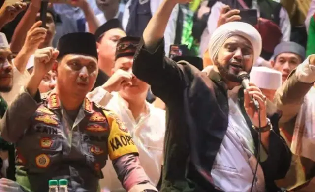 Kesan dan Pesan Kapolres Metro Tangerang Kota Hadir Bershalawat Bersama Habib Syech Kesan dan Pesan Kapolres Metro Tangerang Kota Hadir Bershalawat Bersama Habib Syech