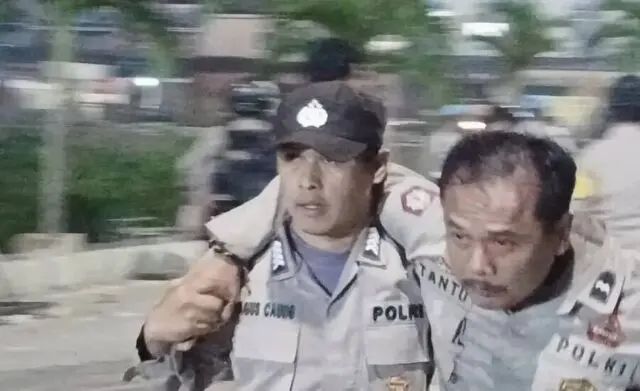 BRI Liga 1 Dewa United Vs Persib Bandung Tanpa Penonton, Bobotoh Rusuh Serang Polisi BRI Liga 1 Dewa United Vs Persib Bandung Tanpa Penonton, Bobotoh Rusuh Serang Polisi