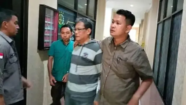 Mantan ASN Kecamatan Solear Ditangkap Kejaksaan Kabupaten Tangerang DS Mantan Aparatur Sipil Negeri ( ASN) Kecamatan Solear Kabupaten Tangerang ditangkap oleh Penyidik Kejaksan Negeri Kabupaten Tangerang pada Selasa (7/11/2023), Foto. (Istimewa)