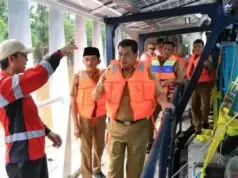 Camat Teluknaga dan Sekda Tinjau Kapal Interceptor Sampah Neon Moon II di Sungai Cisadane