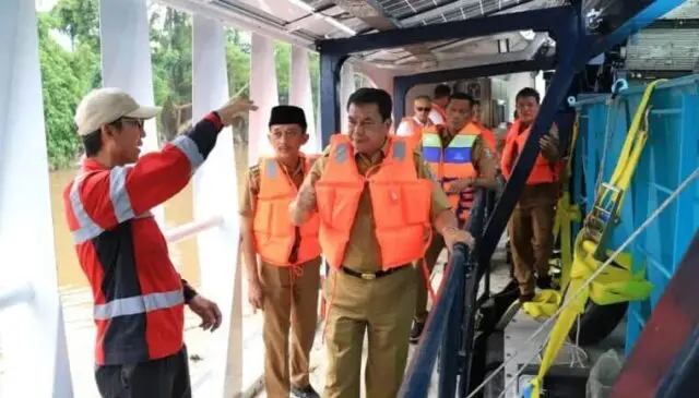 Sekda Tinjau Kapal Interceptor Sampah Neon Moon II di Sungai Cisadane Teluknaga Muhammad Moch Maesyal Rasyid meninjau kapal Neon Moon II di Sungai Cisadane,Foto.(Istimewa)