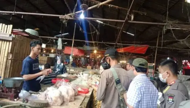 Satpol PP Kabupaten Tangerang Beri Surat Peringatan ke Ratusan Pedagang Pasar Kutabumi Satpol PP Kabupaten Tangerang Beri Surat Peringatan ke Ratusan Pedagang Pasar Kutabumi, Foto. (Istimewa)
