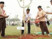 Luar Biasa! Pj Bupati dan Forkopimda Tanam 100 Pohon Serentak di Indonesia Pj Bupati Tangerang Andi Ony berserta unsur Forkopimda Kabupaten Tangerang menanam 100 pohon di Suvarna Sutera, Foto. (Istimewa)