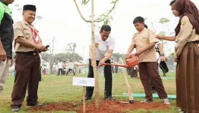 Pj Bupati dan Forkopimda Tanam 100 Pohon Serentak di Indonesia Pj Bupati Tangerang Andi Ony berserta unsur Forkopimda Kabupaten Tangerang menanam 100 pohon di Suvarna Sutera, Foto. (Istimewa)