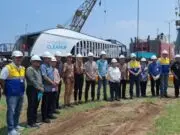 Luar Biasa! Pemkab Tangerang Terima Hibah Kapal Penyedot Sampah Coldplay memberikan bantuan kapal jenis Interceptor kepada Pemerintah Kabupaten Tangerang, Foto. (Istimewa)