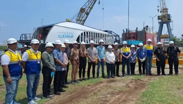 Luar Biasa! Pemkab Tangerang Terima Hibah Kapal Penyedot Sampah Coldplay memberikan bantuan kapal jenis Interceptor kepada Pemerintah Kabupaten Tangerang, Foto. (Istimewa)
