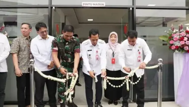 Pj Bupati Resmikan Gedung Pelayanan Jaminan Kesehatan dan Launching Proyek Perubahan Strategi Layanan SMART di RSUD Balaraja Pj Bupati Tangerang Andi Ony meresmikan gedung jaminan kesehatan dan launching Adaptif Rumah Sakit Terdepan) di RSUD Balaraja, Foto. (Istimewa)