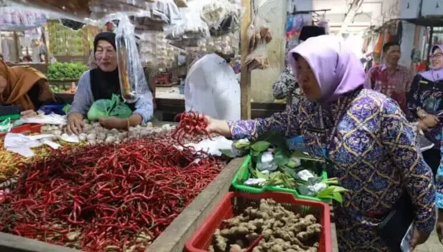 Kenaikan Harga Cabai akibat Cuaca Buruk, Pemkab Tangerang Gencarkan Operasi Pasar Kenaikan Harga Cabai akibat Cuaca Buruk, Pemkab Tangerang Gencarkan Operasi Pasar