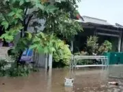 Permukiman dan Jalan di Tangerang Banjir Usai Diguyur Hujan Deras Sejumlah wilayah di Kabupaten Tangerang, Banten, dilanda banjir usai hujan deras. Daerah terbanyak dilanda banjir berada di Kecamatan Tigaraksa. Foto. (Istimewa)