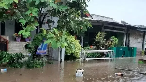Permukiman dan Jalan di Tangerang Banjir Usai Diguyur Hujan Deras Sejumlah wilayah di Kabupaten Tangerang, Banten, dilanda banjir usai hujan deras. Daerah terbanyak dilanda banjir berada di Kecamatan Tigaraksa. Foto. (Istimewa)