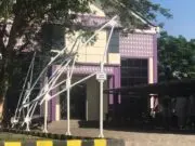 Sarana Parkir di Kecamatan Sukadiri Ambruk, LSM Geram: Hitungan Bulan Sudah Rusak Sebuah sarana parkir sepeda motor di Kantor Kecamatan Sukadiri, Kabupaten Tangerang ambruk, Foto. (Istimewa)