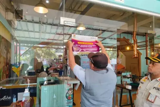 Bapenda Kabupaten Tangerang Melakukan Pemasangan Stiker Tunggakan Bagi Penunggak Pajak Bapenda Kabupaten Tangerang Melakukan Pemasangan Stiker Tunggakan Bagi Penunggak Pajak.