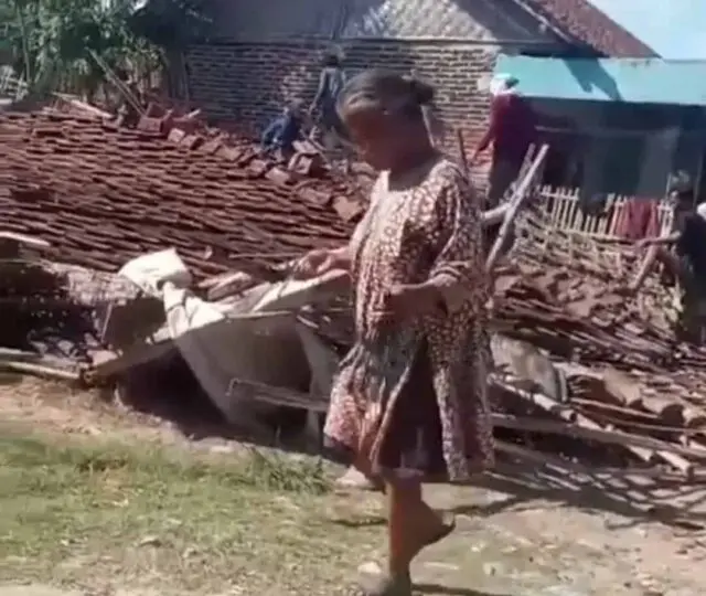 Miris! Rumah Nenek Asmani Warga Rajeg Tangerang Ambruk di Terjang Angin, Kemana Pemeritah Sebuah rumah milik asmani warga kampung cipaniis Rt 13/04 desa ranca bango kecamatan rajeg kabupaten tangerang ambruk setelah diterjang angin kencang, Photo: (Istimewa)