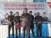 Kejari Kabupaten Tangerang Sampaikan Kinerja Pada Akhir Tahun 2023 Kepala Kejaksaan Negeri Kabupaten Tangerang Ricky Tommy Hasiholan didampingi Kasi dan Kasubag Kejari Kabupaten Tangerang, Photo: (Istimewa)