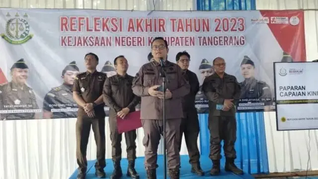 Kejari Kabupaten Tangerang Sampaikan Kinerja Pada Akhir Tahun 2023 Kepala Kejaksaan Negeri Kabupaten Tangerang Ricky Tommy Hasiholan didampingi Kasi dan Kasubag Kejari Kabupaten Tangerang, Photo: (Istimewa)