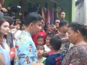 Kampanye Gibran di Poris Gaga Kota Tangerang Tebar Susu dan Buku ke Warga Kampanye Gibran di Poris Gaga Kota Tangerang Tebar Susu dan Buku ke Warga