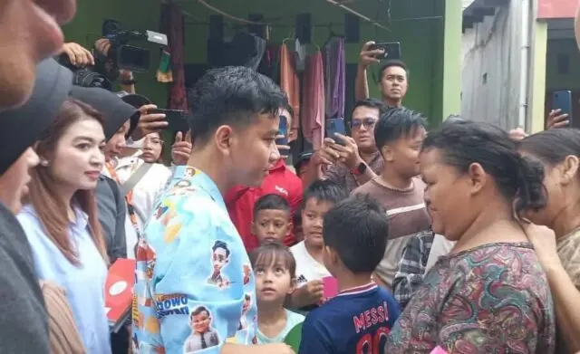 Kampanye Gibran di Poris Gaga Kota Tangerang Tebar Susu dan Buku ke Warga Kampanye Gibran di Poris Gaga Kota Tangerang Tebar Susu dan Buku ke Warga