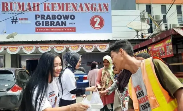 Rumah Kemenangan Prabowo-Gibran Bagi-Bagi Makan Siang Gratis Rumah Kemenangan Prabowo-Gibran Bagi-Bagi Makan Siang Gratis