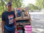 Kisah Mantan Security Pabrik Korban PHK, Banting Setir Jadi Tukang Kopi Keliling di Area Pemkab demi Bertahan Hidup nursodik atau babeh odik(53), seorang pria asal kebumen, Jawa Tengah mengaku menjadi pedagang kopi keliling Pemkab, Foto. (Istimewa)