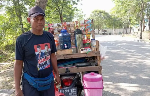 Kisah Mantan Security Pabrik Korban PHK, Banting Setir Jadi Tukang Kopi Keliling di Area Pemkab demi Bertahan Hidup nursodik atau babeh odik(53), seorang pria asal kebumen, Jawa Tengah mengaku menjadi pedagang kopi keliling Pemkab, Foto. (Istimewa)