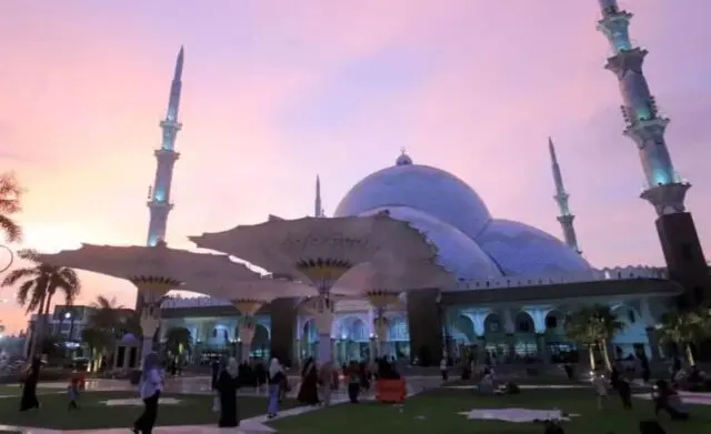 Masjid Raya Al A'zhom Kota Tangerang Bernuansa Masjid Nabawi Kota Madinah Masjid Raya Al A'zhom Kota Tangerang Bernuansa Masjid Nabawi Kota Madinah