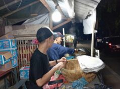 Laksa Babe Nagrak Khas Tangerang Berjualan Sejak 1983, Kuahnya Bikin Nagih! Halim penjual Laksa makanan khas Tangerang berjualan di sekitar samping mesjid nagrak. Foto.(Istimewa)