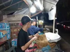 Laksa Babe Nagrak Khas Tangerang Berjualan Sejak 1983, Kuahnya Bikin Nagih! Halim penjual Laksa makanan khas Tangerang berjualan di sekitar samping mesjid nagrak. Foto.(Istimewa)