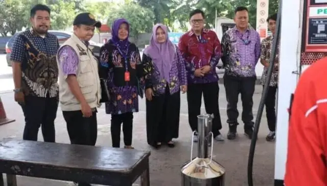 Jelang Nataru, Disperindag Kabupaten Tangerang Cek Alat Ukur SPBU Dinas Perindustrian dan Perdagangan melakukan pengecekan akurasi alat ukur bahan bakar minyak BBM, Foto. (Istimewa).
