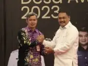 Kren! Sejumlah Desa Raih Penilaian Terbaik Kinerja Keuangan Desa Kepala DPMPD Kabupaten Tangerang, Yayat Rohiman memberikan penghargaan kepada ketua apdesi kabupaten tangerang H. Maskota.dalam acara Desa Award 2023.Foto.(Istimewa)