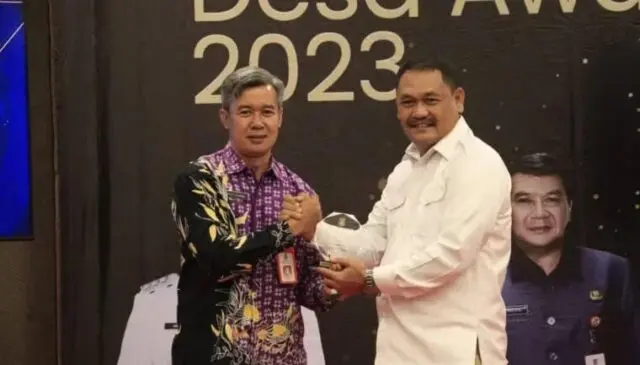 Kren! Sejumlah Desa Raih Penilaian Terbaik Kinerja Keuangan Desa Kepala DPMPD Kabupaten Tangerang, Yayat Rohiman memberikan penghargaan kepada ketua apdesi kabupaten tangerang H. Maskota.dalam acara Desa Award 2023.Foto.(Istimewa)