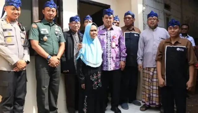 Kapolresta Tangerang, Sekda Resmikan Rumah Layak Huni di Selapajang Cisoka Sekda Kabupaten Tangerang, Komandan Korem 502 Brigjen TNI Putranto Gatot, dan Kapolresta Tangerang Kombes Pol Dr. Sigit Dany Setiyono secara, Foto, bersama-sama. (Istimewa)