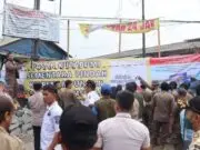 Tegas! Satpol PP Tutup Akses Pasar Lama Kuta Bumi Jelang Revitalisasi Satpol PP memasang spanduk yang bertuliskan pasar kuta bumi pindah sementara ke TPPS, yang terbentang di atas pagar, Foto. (Istimewa)