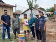 Pemerintah Desa dan Kecamatan Rajeg Tinjau Rumah Roboh Nenek Asmani, LSM Geram: Itu Hanya Gimik Pemerintah Desa dan kecamatan rajeg tinjau lokasi rumah nenek asmani sa'at memberikan bantuan, Photo: (Istimewa)