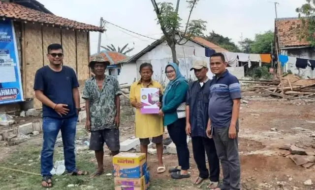 Pemerintah Desa dan Kecamatan Rajeg Tinjau Rumah Roboh Nenek Asmani, LSM Geram: Itu Hanya Gimik Pemerintah Desa dan kecamatan rajeg tinjau lokasi rumah nenek asmani sa'at memberikan bantuan, Photo: (Istimewa)