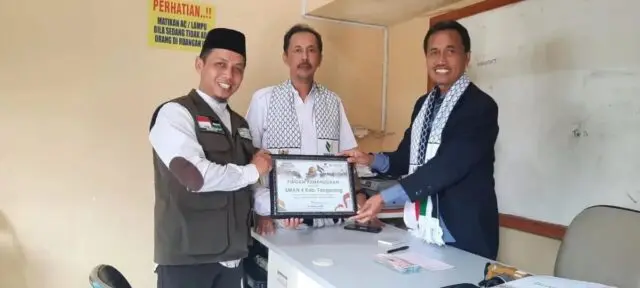 Pelajar Peduli, SMAN 4 Kabupaten Tangerang Serahkan Donasi Kemanusiaan untuk Palestina Pelajar Peduli, SMAN 4 Kabupaten Tangerang Serahkan Donasi Kemanusiaan untuk Palestina