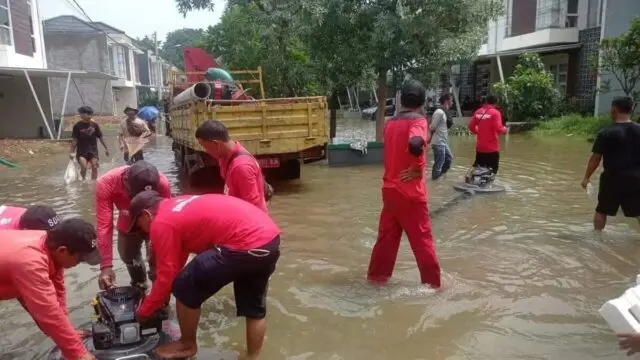 Atasi Banjir, DSDABMBK Tangsel Turunkan Pompa Penyedot Air Atasi Banjir, DSDABMBK Tangsel Turunkan Pompa Penyedot Air