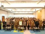 Bersama Kantah Tangsel, Benyamin Serahkan Puluhan Sertipikat Tanah Milik Warga Bersama Kantah Tangsel, Benyamin Serahkan Puluhan Sertipikat Tanah Milik Warga
