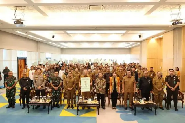 Bersama Kantah Tangsel, Benyamin Serahkan Puluhan Sertipikat Tanah Milik Warga Bersama Kantah Tangsel, Benyamin Serahkan Puluhan Sertipikat Tanah Milik Warga