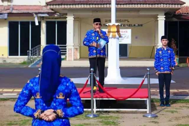 Pimpin Apel Hari Kesadaran Nasional, Benyamin: Layani Masyarakat dengan Hati, Sepenuh Hati dan Hati-Hati Pimpin Apel Hari Kesadaran Nasional, Benyamin: Layani Masyarakat dengan Hati, Sepenuh Hati dan Hati-Hati