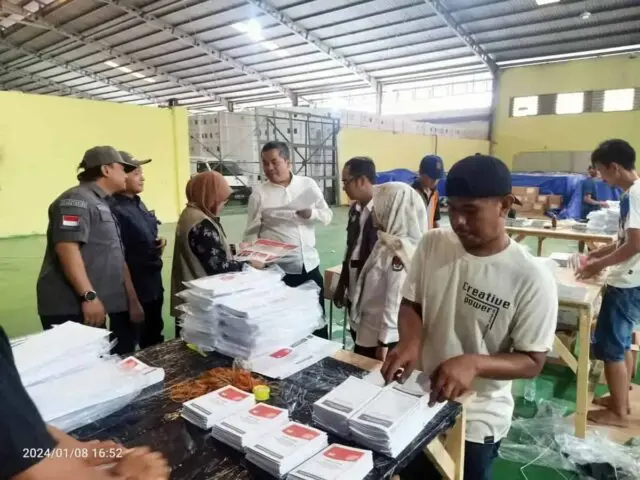 Miris! Di Kabupaten Tangerang, Puluhan Ribu Surat Suara Pemilu Ditemukan Rusak Bawaslu Kabupaten Tangerang melakukan monitoring dan peninjauan penyortiran dan pengawasan surat suara pemilu serentak 2024 di Gudang milik KPU Kabupaten Tangerang, Foto. (Istimewa)
