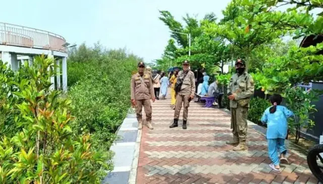 Satpol PP Siaga di Tempat Rekreasi Saat Libur Tahun Baru 2024 Satuan Polisi Pamong Praja satpol PP Kabupaten Tangerang, Photo:(Istimewa)