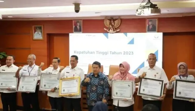 6 OPD Raih Predikat A Kualitas Tertinggi Kepatuhan Penyelenggaraan Pelayanan Publik 2023 Enam organisasi perangkat daerah (OPD) di Kabupaten Tangerang meraih penghargaan predikat A zona hijau dengan opini kualitas tertinggi, Foto. (Istimewa)