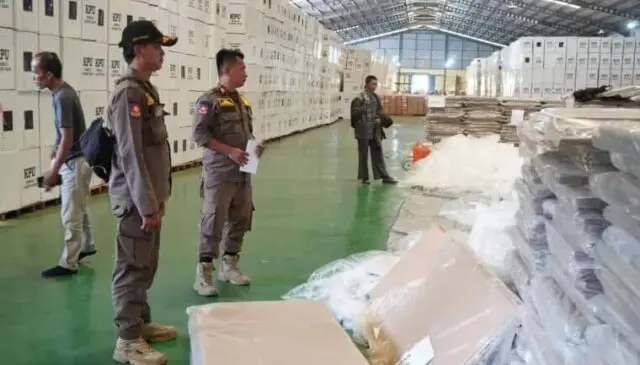 Satpol PP Kabupaten Tangerang Kawal Pendistribusian Logistik Pemilu Satpol PP Kabupaten Tangerang melakukan pengawalan dan pengamanan logistik serta sarana dan prasarana pemilihan umum pemilu, Foto. (Istimewa)