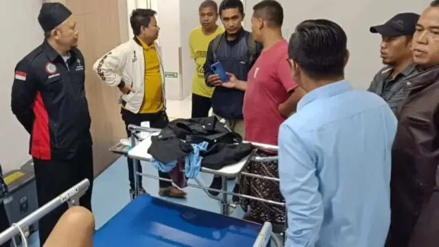 Dua Kelompok Pelajar Bentrok di Jalan raya Rajeg Tangerang Satu Orang Terkena Luka Bacok Sejumlah tetangga dan teman korban saat menjenguk korban ke RS Primaya Pasar Kemis.-Foto: Kiriman warga-