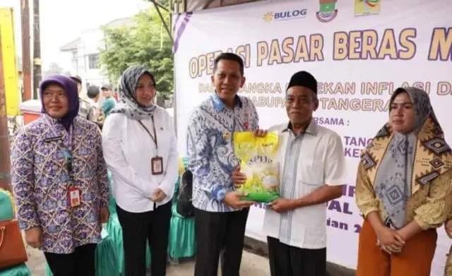 Pemkab Tangerang Kerja Sama Perumda Pasar Niaga Kerta Raharja, Gelar Operasi Pasar untuk Kendalikan Harga Beras Pemkab bekerja sama dengan Perumda Pasar Niaga Kerta Raharja (NKR), Bulog, dan Dinas Perindustrian Perdagangan Kabupaten Tangerang, Foto. (Istimewa)
