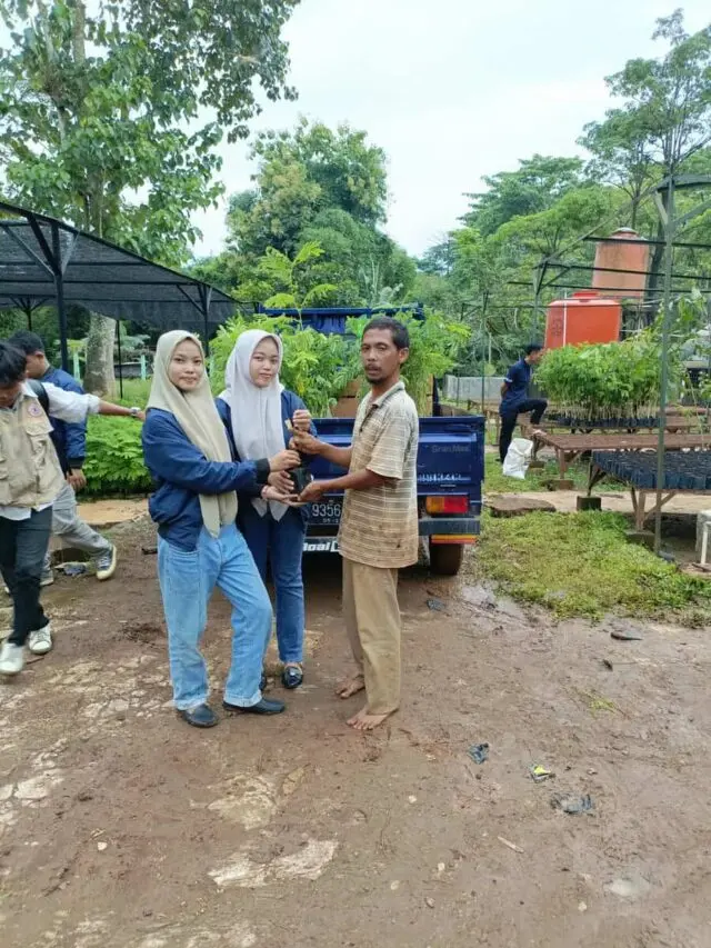 Kelompok 1 KKM STISIP Banten Raya Ajak Masyarakat Tanam Pohon Kelompok 1 KKM STISIP Banten Raya Ajak Masyarakat Tanam Pohon