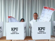 Gunakan Hak Pilihnya, Wali Kota Benyamin Lakukan Pencoblosan di TPS 19 Lengkong Karya Gunakan Hak Pilihnya, Wali Kota Benyamin Lakukan Pencoblosan di TPS 19 Lengkong Karya