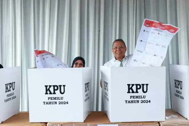 Gunakan Hak Pilihnya, Wali Kota Benyamin Lakukan Pencoblosan di TPS 19 Lengkong Karya Gunakan Hak Pilihnya, Wali Kota Benyamin Lakukan Pencoblosan di TPS 19 Lengkong Karya
