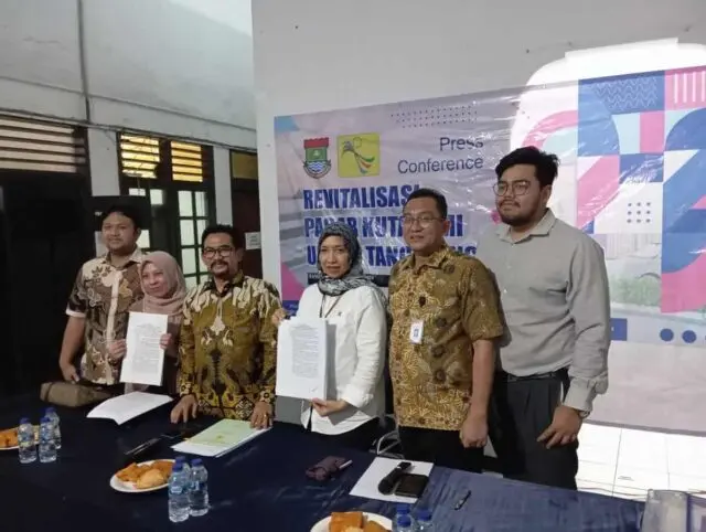 Kopastam Gugat Perumda Pasar NKR Kini ditolak Oleh PTUN Serang, Revitalisasi Pasar Kutabumi Akan dilanjutkan Kuasa hukum Perumda Pasar NKR,. Deden Syuqron dan Direktur Utama Perumda Pasar NKR Finny Widiyanti saat pres conference, Jl. Nyimas Melati Kota Tangerang, Foto. (Istimewa)