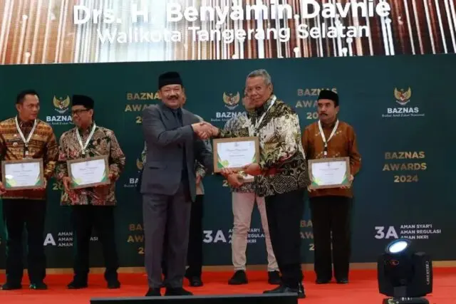 Benyamin Wali Kota Tangsel Raih Penghargaan Kepala Daerah Pendukung Pengelolaan Zakat Terbaik Benyamin Wali Kota Tangsel Raih Penghargaan Kepala Daerah Pendukung Pengelolaan Zakat Terbaik